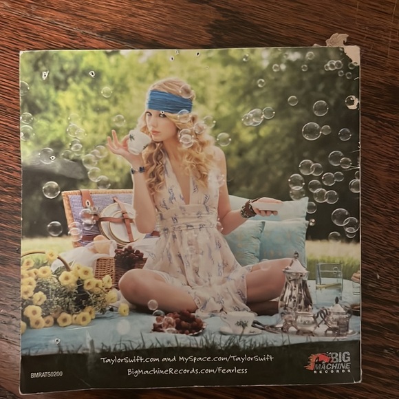 RARE SIGNED TAYLOR SWIFT FEARLESS SONG BOOK - Picture 2 of 3